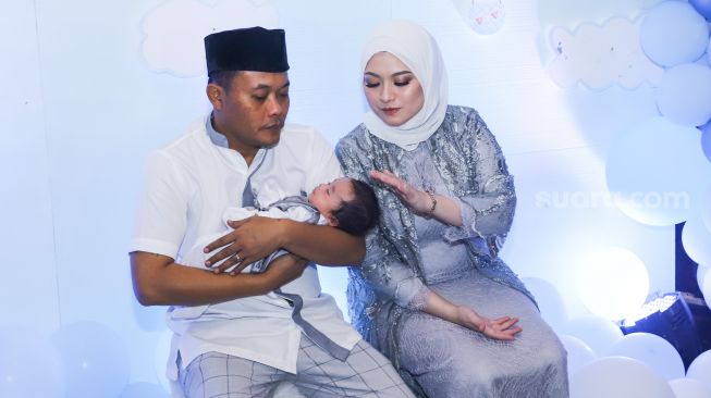 Komedian Entis Sutisna atau Sule bersama sang istri, Nathalie Holscher dan putranya, Adzam Adriansyah Sutisna saat menggelar jumpa pers usai acara akikah di Tambun, Bekasi, Jawa Barat, Jumat (21/1/2022). [Kabarindong.com/Alfian Winanto]