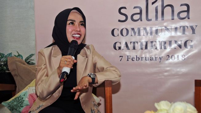 Medina Zein saat menjadi pembicara di acara Saliha Community Gathering, di Hong Kong Cafe, Jakarta Pusat, (7/2/2018). (Kabarindong.com/Dinda Rachmawati)