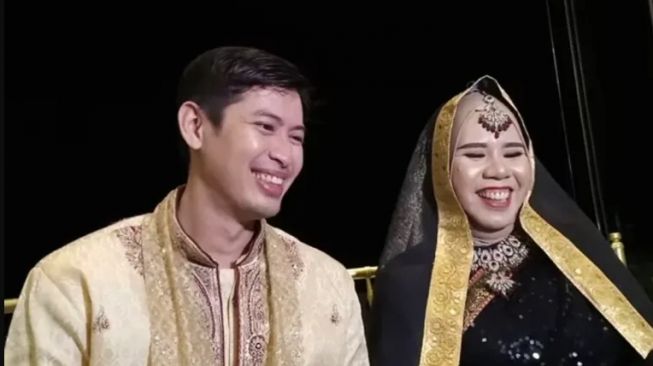 Rohimah dan Romi, pacar barunya. [Youtube/NitNot]