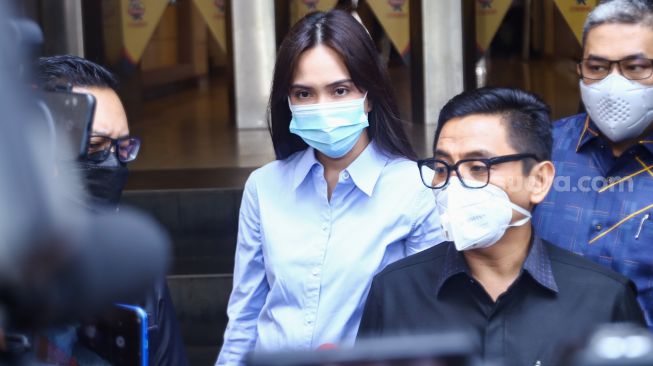 Aktris Shandy Aulia menemui awak media usai menjalani pemeriksaan di Polda Metro Jaya, Jakarta Selaran, Kamis (27/1/2022). [Kabarindong.com/Alfian Winanto]