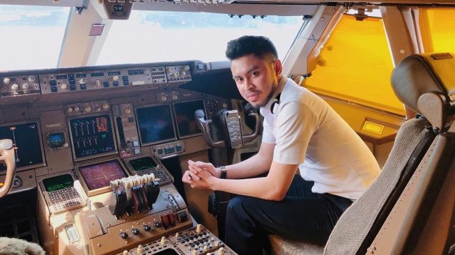 Arjuna Dewato saat bertugas menjadi pilot. [Instagram]