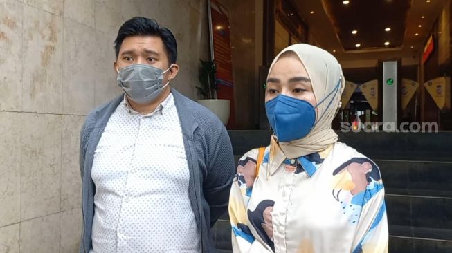 Medina Zein dan kuasa hukumnya, Machi Ahmad di Polda Metro Jaya. [Kabarindong.com/Adiyoga Priyambodo]