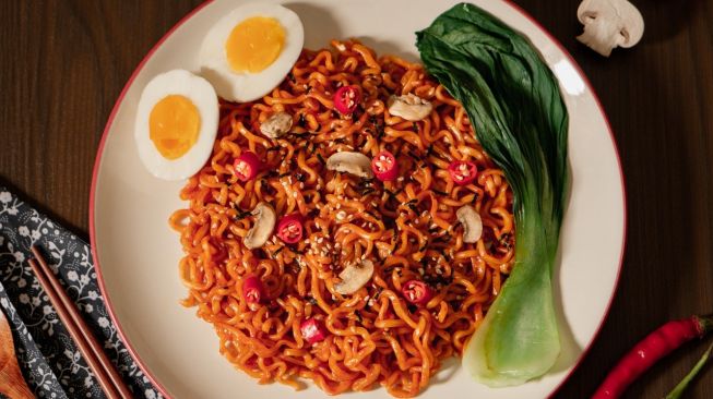 Ilustrasi mi goreng pedas. (Pexels/Maria Marghareta Wibisono)