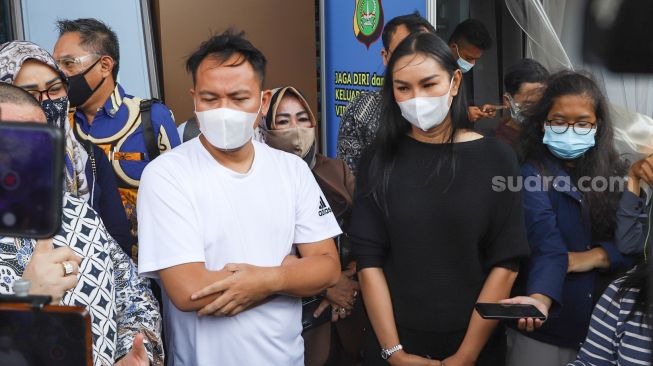 Pasangan Vicky Prasetyo dan Kalina Oktarani saat menyambangi Polres Metro Jakarta Pusat, Rabu (31/3/2021). [Kabarindong.com/Alfian Winanto]