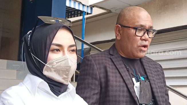 Medina Zein dan pengacaranya, Djamalluddin Koedoeboen, usai menjalani pemeriksaan di Polda Metro Jaya, Rabu (5/1/2022). [Evi Ariska/Kabarindong.com]