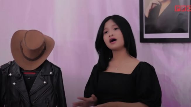 Mayang dan Chika cover lagu lagi. [Youtube/Musik Proaktif]