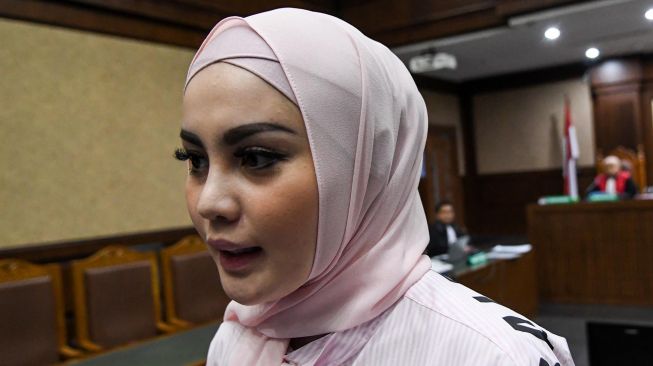 Artis Jennifer Dunn meninggalkan ruang sidang seusai menjadi saksi kasus tindak pidana pencucian uang (TPPU) dan korupsi alat kesehatan di Pemprov Banten dan Pemkot Tangerang Selatan dengan terdakwa Tubagus Chaeri Wardana di Pengadilan Tipikor, Jakarta, Kamis (12/3).  [ANTARA FOTO/M Risyal Hidayat]