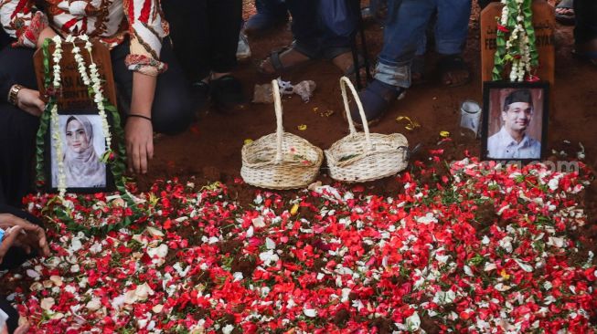 Pusara Vanessa Angel dan Suaminya, Bibi Ardiansyah usai dimakamkan di Taman Makam Islam Malaka, Pesanggrahan, Jakarta Selatan, Jumat (5/11/2021). [Kabarindong.com/Alfian Winanto]