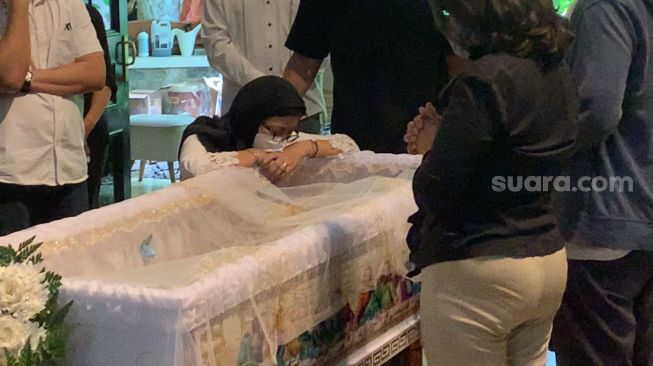Nurul Arifin di samping peti jenazah putrinya, Maura Magnalia Madyaratri [Kabarindong.com/Adiyoga Priyambodo]