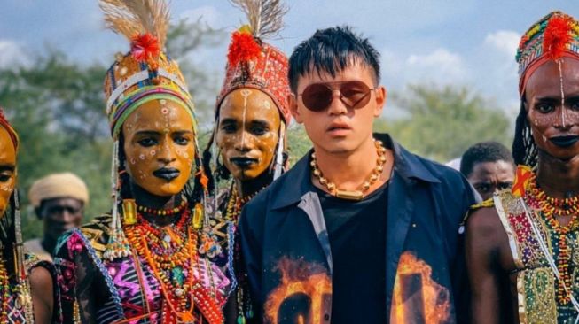 Profil Arnold Putra: Desainer Indonesia Disorot Gegara Bawa Seragam Pemuda Pancasila di Paris Fashion Week