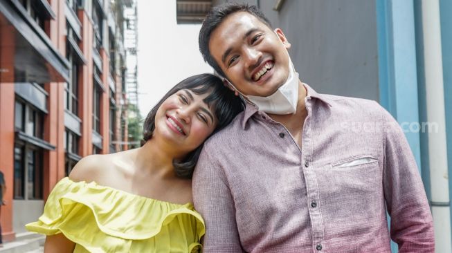 Pasangan Vanessa Angel dan Bibi Ardiansyah tersenyum bahagia ke arah kamera saat ditemui di Kawasan Tendean, Jakarta Selatan, Rabu (20/1/2021). [Kabarindong.com/Alfian Winanto]