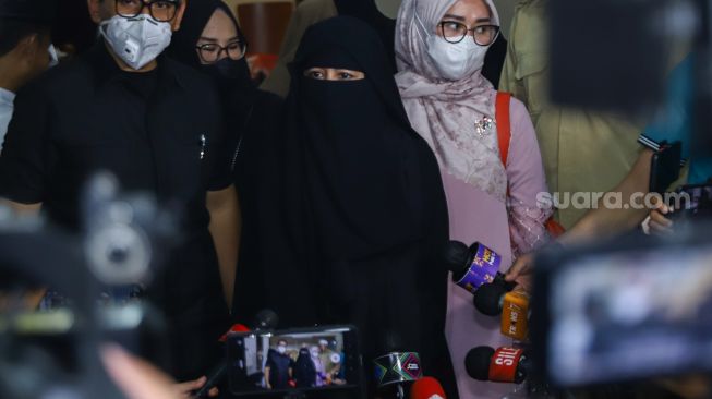 Umi Pipik saat ditemui usai mengisi kultum di acara pengajian 40 hari meninggalnya Vanessa Angel dan Bibi Ardiansyah di kediaman Bibi Ardiansyah, Srengseng, Jakarta Barat, Senin (13/12/2021). [Kabarindong.com/Alfian Winanto]