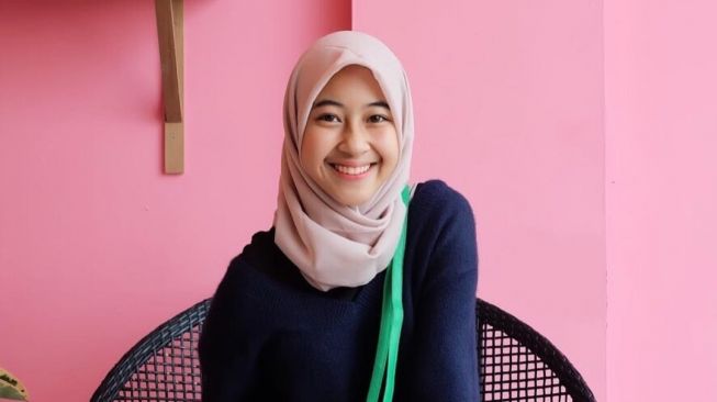 Gaya Fesyen Adiba Khanza Putri Alm Ustaz Uje yang Simpel dan Kasual (Instagram/adiba.knza)