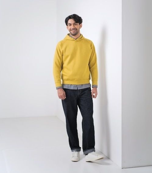 Reza Rahadian berani mencoba hal berbeda untuk bereksplorasi dalam padu padan dan pemilihan gaya, yang tentunya tetap menggunakan material dan tekstur yang disukainya. Pilihan koleksi bawahan, sweatshirts, Clean, Sport Utility Wear dan beberapa produk fungsional didapat dari nuansa eklektik dan berwarna-warni. (Foto: Dok. Uniqlo Indonesia)