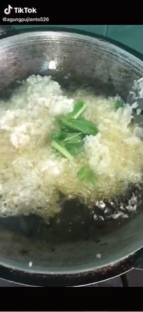 Goreng nasi (TikTok @agungpujianto526)