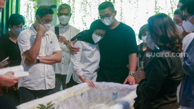 Aktris dan Politikus Nurul Arifin menangis melihat peti jenazah putrinya, Maura Magnalia Madyaratri saat disemayamkan di rumah duka di Cinere, Depok, Jawa Barat, Selasa (25/1/2022). [Kabarindong.com/Alfian Winanto]
