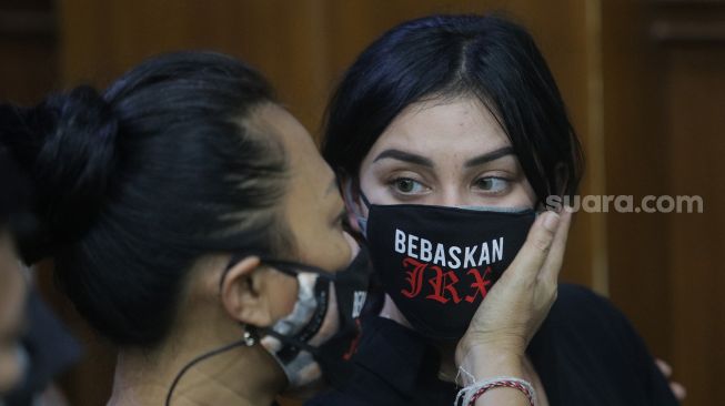 Istri dari terdakwa yang juga musisi I Gede Ari Astina atau Jerinx Superman is Dead (SID), Nora Alexandra menghadiri sidang putusan kasus pengancaman melalui media elektronik pada Adam Deni di Pengadilan Negeri (PN) Jakarta Pusat, Jakarta, Kamis (24/2/2022). [Kabarindong.com/Angga Budhiyanto]