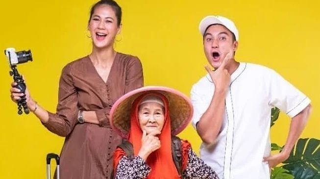 Baim Wong dan Paula Verhoeven bersama Nenek Iroh. [Instagram]