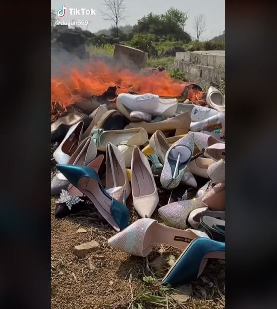 Viral Video Tumpukan Sepatu Wanita Dibakar (tiktok.com/dagan559)