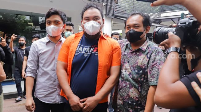 Komika Fico Fachriza dihadirkan saat rilis kasus narkoba yang menjerat dirinya di Polda Metro Jaya, Jakarta Selatan, Jumat (14/1/2022). [Kabarindong.com/Alfian Winanto]