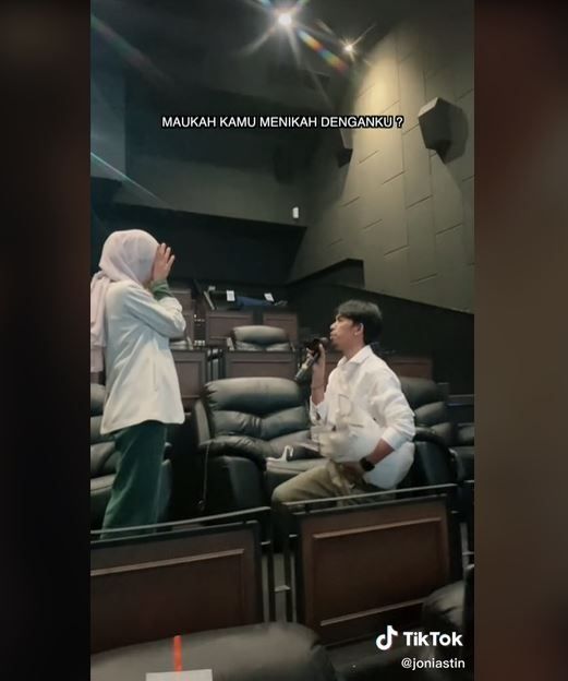 Viral Pria Sewa Bioskop untuk Melamar Pacar (tiktok.com/joniastin)