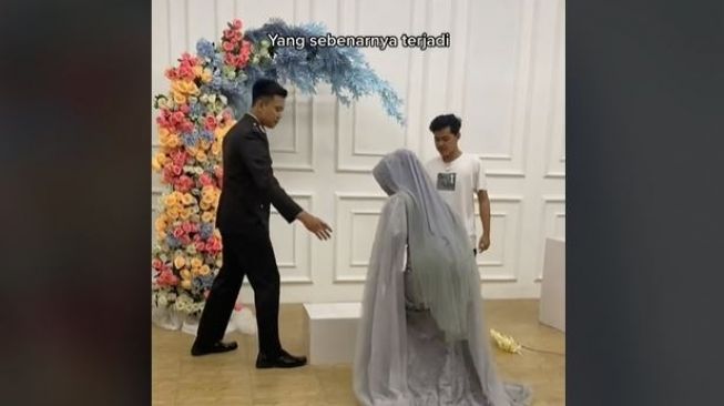 Viral Rahasia di Balik Pemotretan Prewedding, Tinggi Badan Pengantin Wanita Disorot (tiktok.com/widymotret)