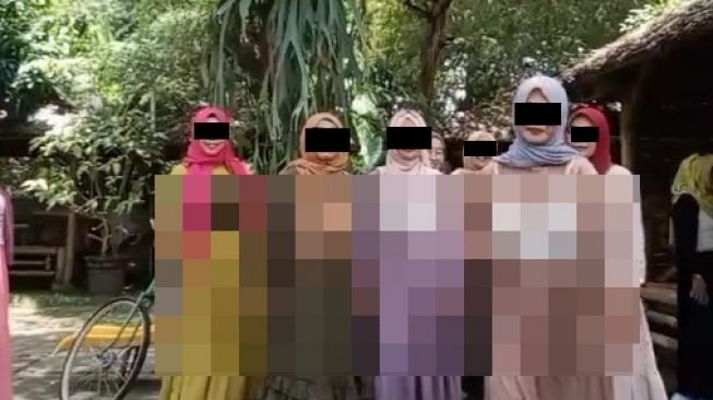 Viral Emak-emak Fashion Show Pamer Pekerjaan Suami, Penampilannya Jadi Perdebatan Warganet (TikTok)