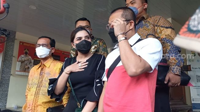 Ashanty dan Anang Hermansyah mengumumkan kalau mantan rekan bisnisnya, Martin Pratiwi telah ditetapkan menjadi tersangka. [Aidyoga Priyambodo/Kabarindong.com]