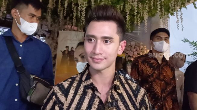 Verrell Bramasta menghadiri acara lamaran ibunya, Venna Melinda dengan Ferry Irawan di kawasan Penjaringan, Jakarta Utara, Rabu (9/2/2022). [Adiyoga Priyambodo/Kabarindong.com]