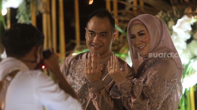 Artis Ferry Irawan dan Venna Melinda berfoto usai menggelar prosesi lamaran di DBanquet Pantai Mutiara, Penjaringan, Jakarta, Rabu (9/2/2022). [Kabarindong.com/Angga Budhiyanto]