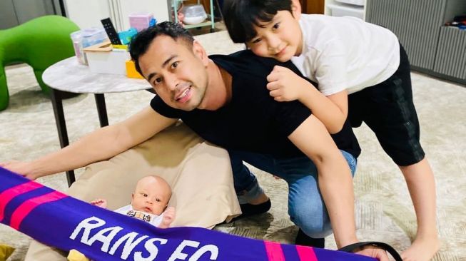 Raffi Ahmad bersama dua putranya, Rafathar dan Rayyanza. [Instagram]