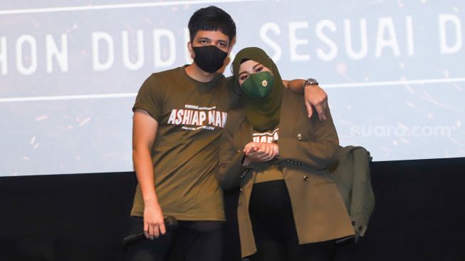 Pasangan Atta Halilintar dan Aurel Hermansyah saat jumpa pers film 'Ashiap Man' di Kuningan, Jakarta Selatan, Kamis (3/2/2022). [Kabarindong.com/Alfian Winanto]