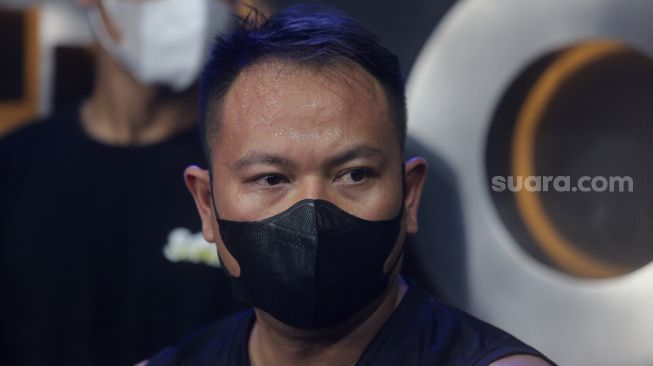 Vicky Prasetyo memberikan keterangan pers usai beradu tinju (boxing) dengan pengacara Hotman Paris Hutapea di United Gym, Cengkareng, Jakarta, Senin (14/2/2022). [Kabarindong.com/Angga Budhiyanto]