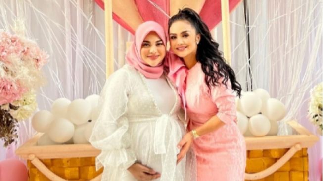 Potret Krisdayanti di baby shower Aurel Hermansyah. (Instagram/krisdayantilemos)