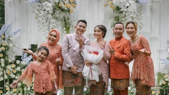 Acara tunangan adik Ayu Ting Ting, Syifa dengan Nanda Fachrizal [Instagram/ayutingting92].