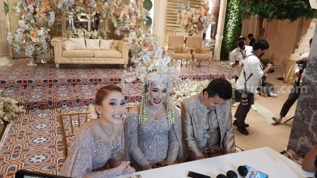 Pernikahan adik Ayu Ting Ting, Assyifa Nuraini dengan Nanda Fachrizal [Kabarindong.com/Evi Ariska]