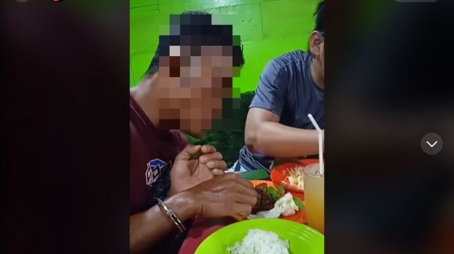 Viral Video Polisi Makan Bareng Terduga Pelaku Kejahatan di Warung Pecel Lele, Tangannya Tetap Diborgol. (Dok: TIkTok/jatanraspoldababel_id)