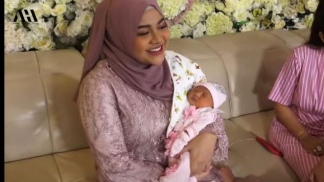  Aurel Hermansyah bersama putrinya, Ameena Hana Nur Atta. [YouTube]