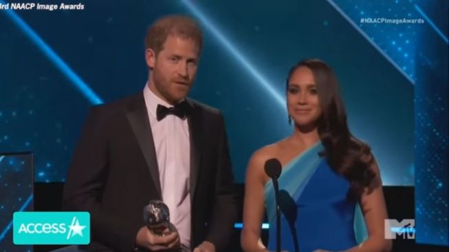 Kejutkan Publik, Meghan Markle dan Pangeran Harry Tampil Terima Penghargaan Presiden (YouTube/ Acces)