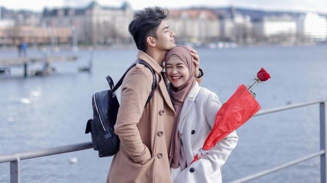 Potret Ria Ricis dan Teuku Ryan di Swiss.(Instagram/@riaricis1795)