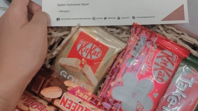 Viral cewek dapat cokelat valentine dari Partai Gerindra. (Twitter/@kentankkkmcd)