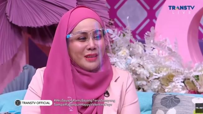 Mak Vera, manajer Olga Syahputra [YouTube: Trans TV Official]