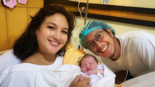 Dimas Anggara dan Nadine Chandrawinata bersama putrinya, Djiwa. [Instagram]