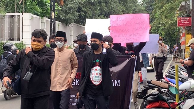 Demo tolak pemindahan makam Vanessa Angel di TPU Islam Malaka, Pesanggrahan, Jakarta Selatan, Sabtu (12/2/2022). [Adiyoga Priyambodo/Kabarindong.com]