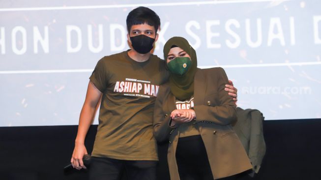 Pasangan Atta Halilintar dan Aurel Hermansyah saat jumpa pers film 'Ashiap Man' di Kuningan, Jakarta Selatan, Kamis (3/2/2022). [Kabarindong.com/Alfian Winanto]