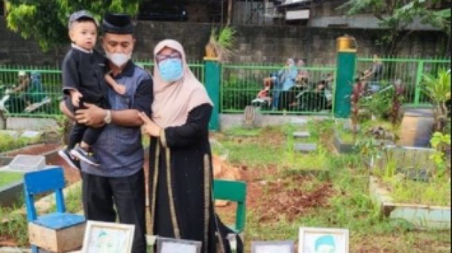  Momen Gala Sky Ziarah ke Makam Vanessa Angel-Bibi. (Instagram/dewizuhriati dan anggiepaturusi)