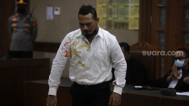 Terdakwa yang juga musisi I Gede Ari Astina atau Jerinx Superman is Dead (SID) menjalani sidang lanjutan kasus pengancaman melalui media elektronik pada Adam Deni beragendakan pleidoi atau pembacaan nota pembelaan di Pengadilan Negeri (PN) Jakarta Pusat, Jakarta, Selasa (22/2/2022). [Kabarindong.com/Angga Budhiyanto]