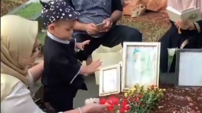  Momen Gala Sky Ziarah ke Makam Vanessa Angel-Bibi. (Instagram/dewizuhriati dan anggiepaturusi)