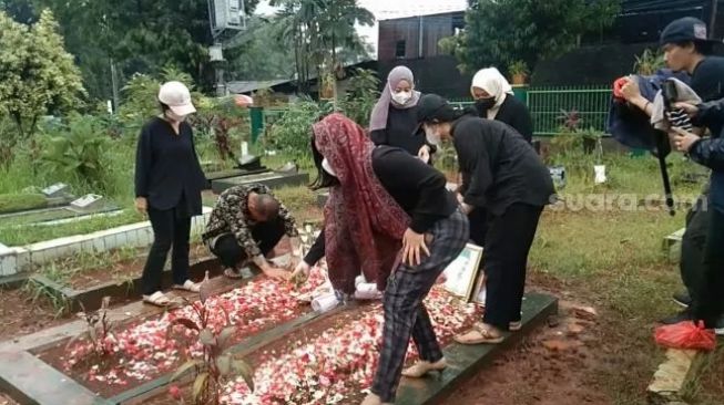 Doddy Sudrajat berziarah di makam Vanessa Angel di Taman Makam Islam Malaka, Selasa (21/12/2021). [Adiyoga Priyambodo/Kabarindong.com]