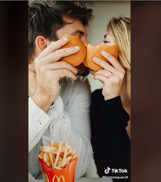 Pasangan Foto Prewedding di McDonalds (tiktok.com/brennaquandt)